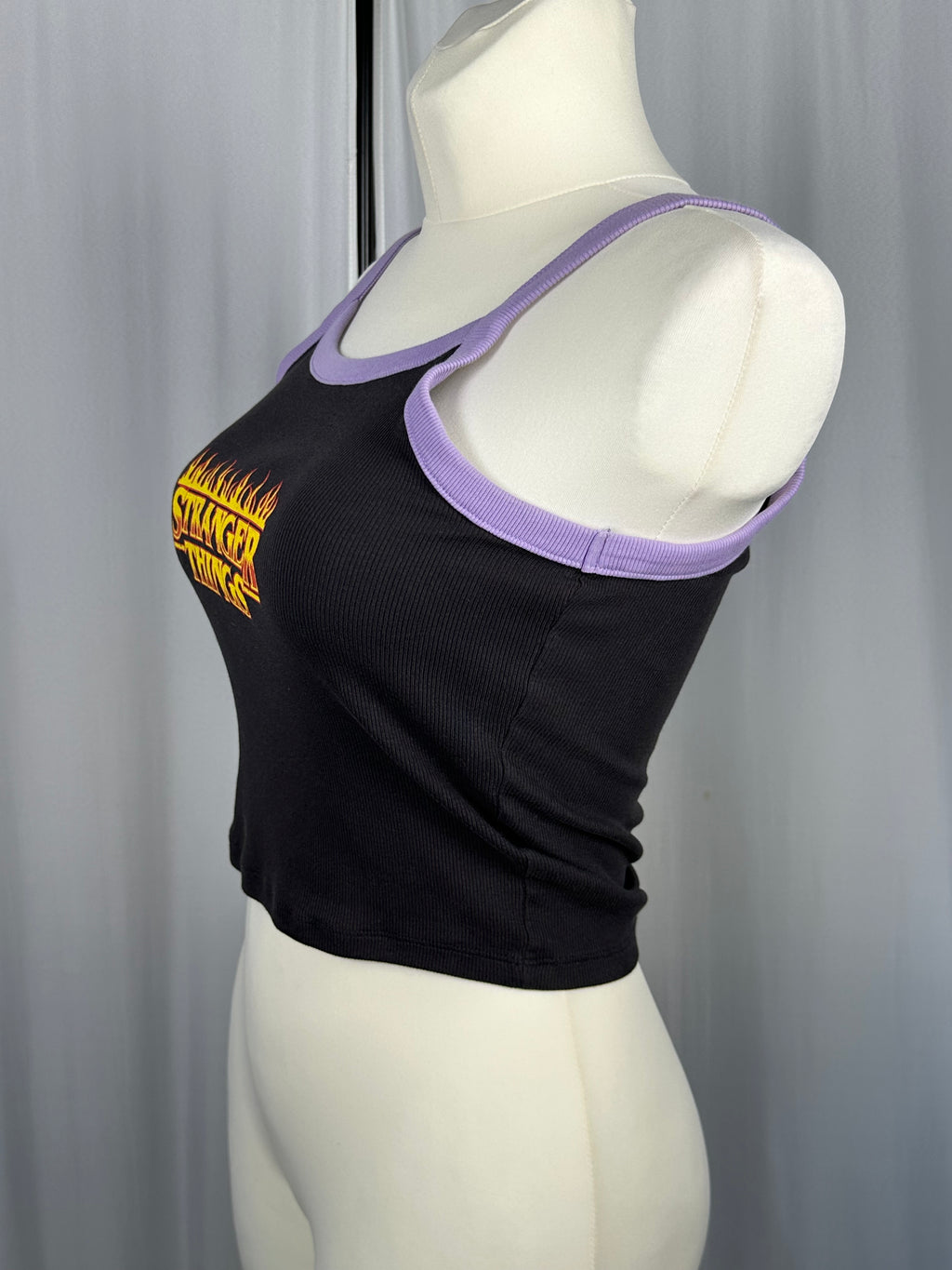 Crop top z kolekcji H&M x Netflix