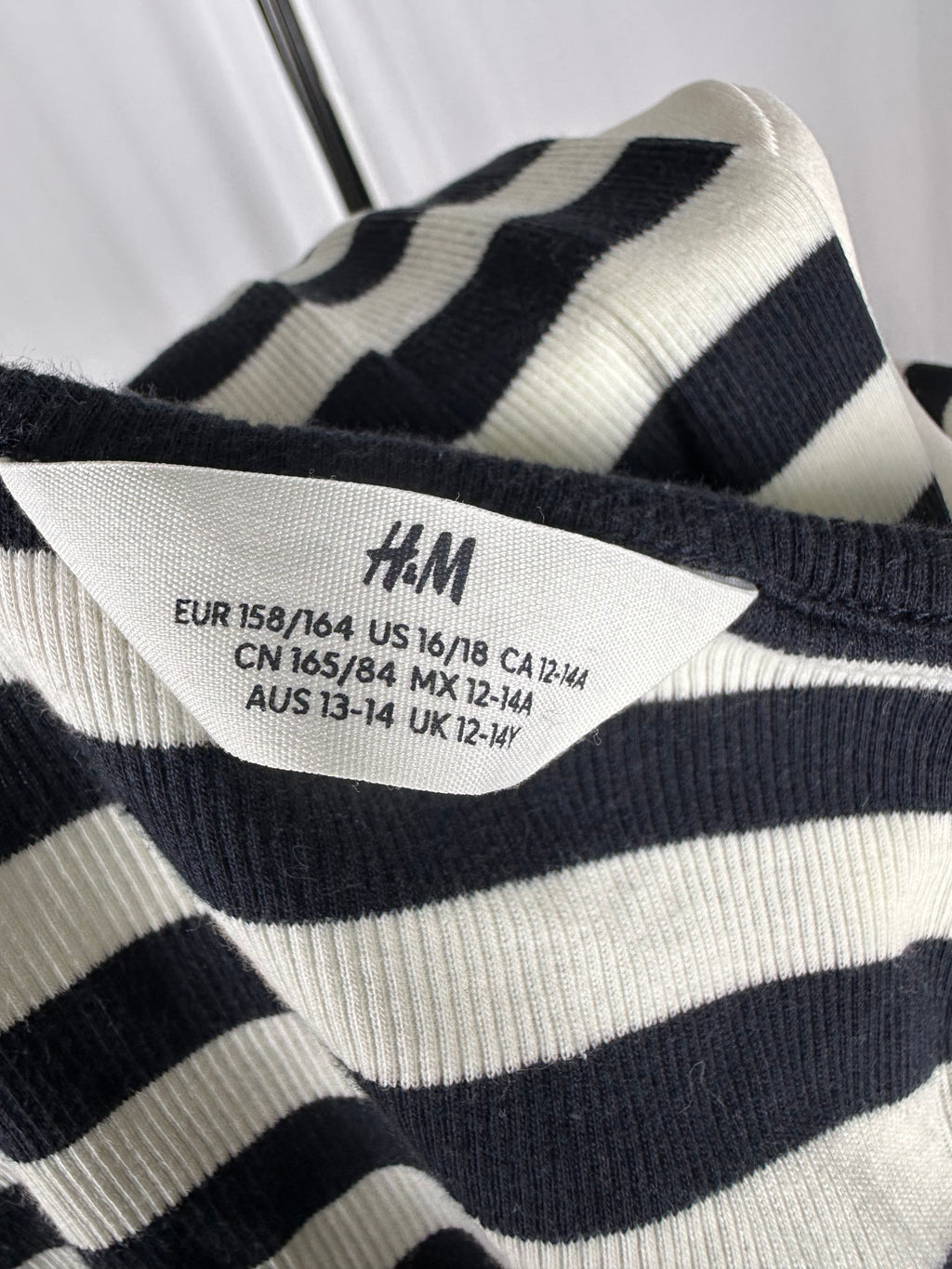 czarno-biały prążkowany kardigan cropped h&m