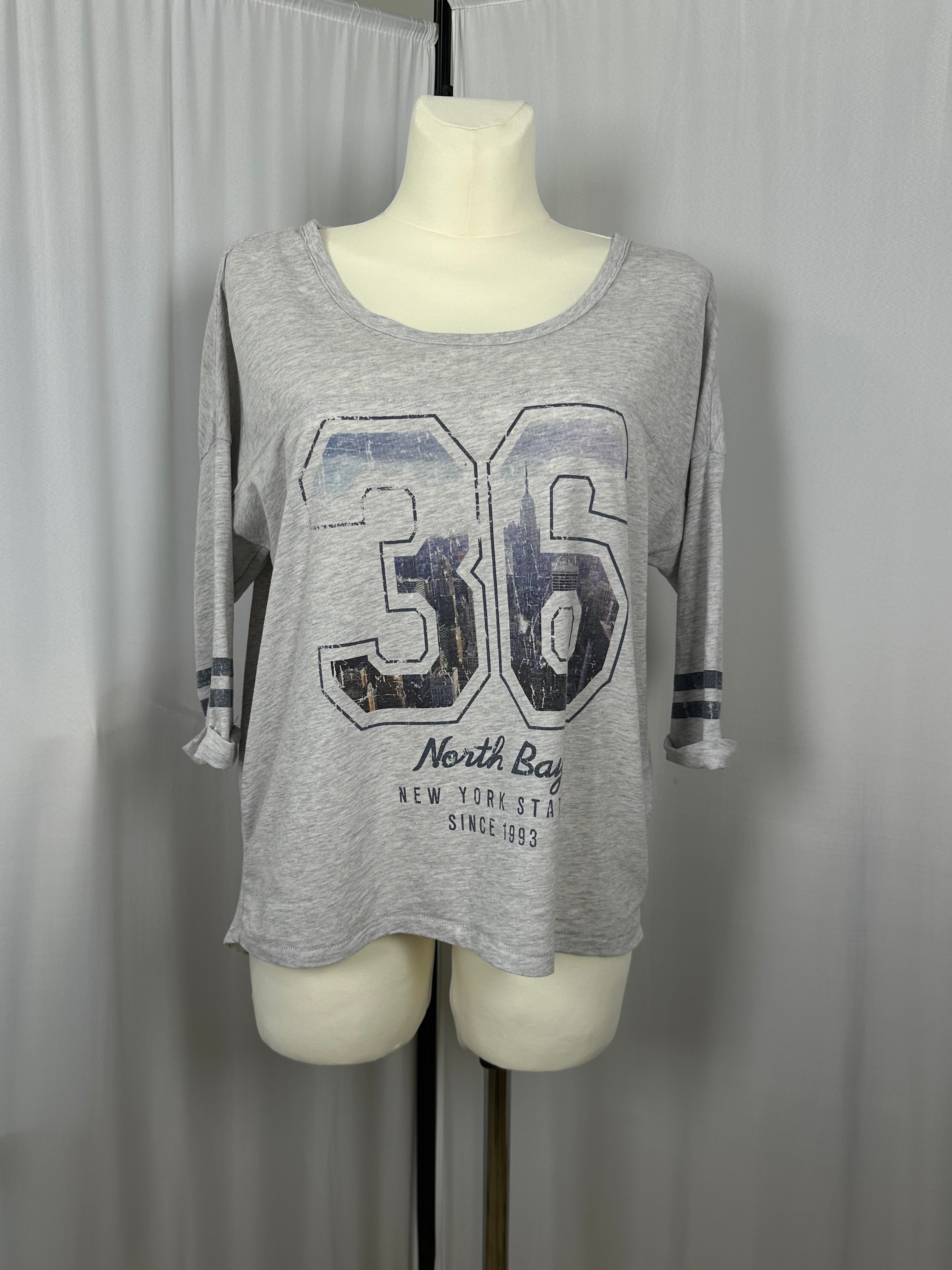 szara koszulka z nadrukiem „36 North Bay”, rękaw 3/4