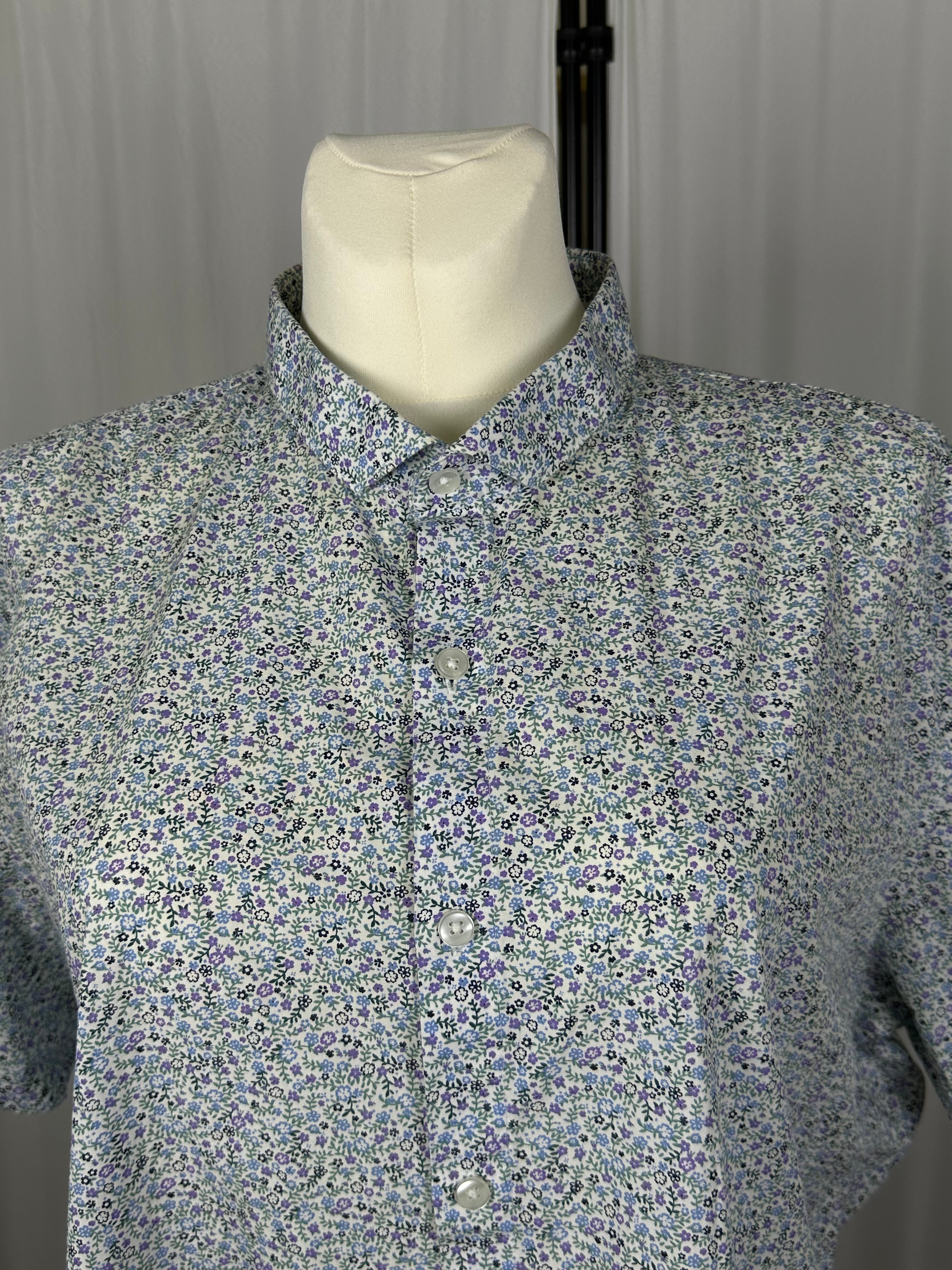 Delikatna, oversize’owa koszula w kwiaty w stylu vintage