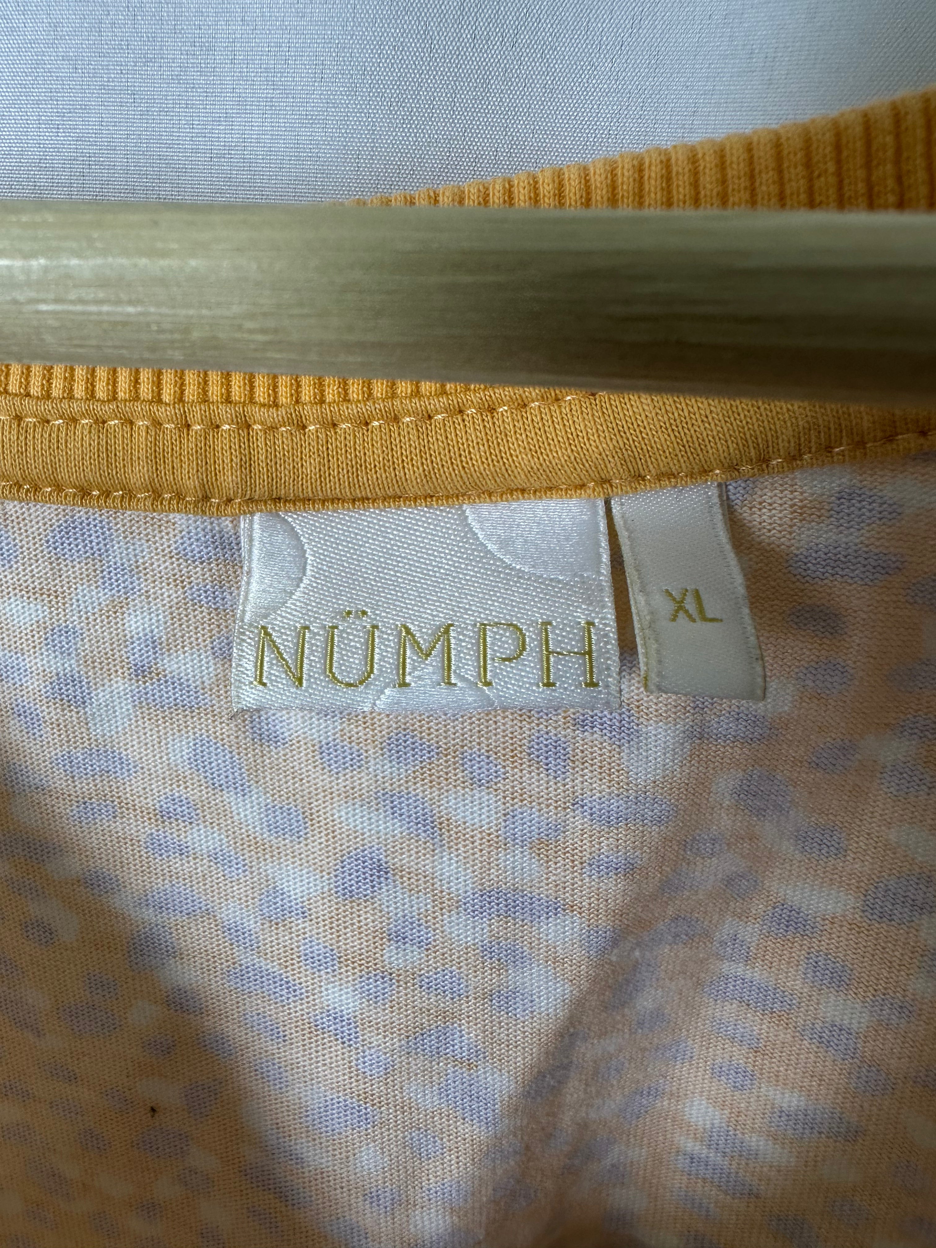 Luźna bluzka oversize od marki NÜMPH