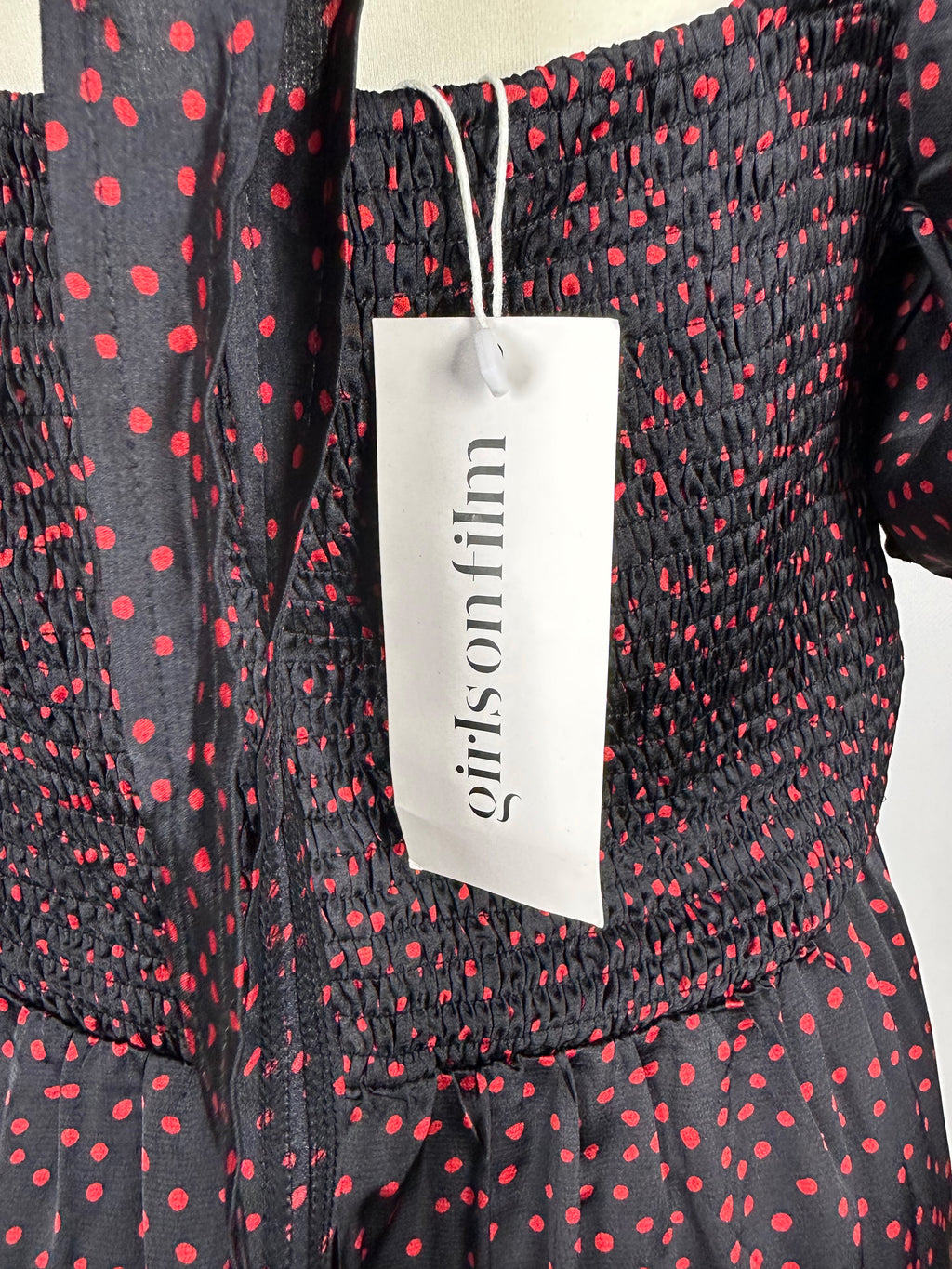 Czarna sukienka maxi w czerwone kropki