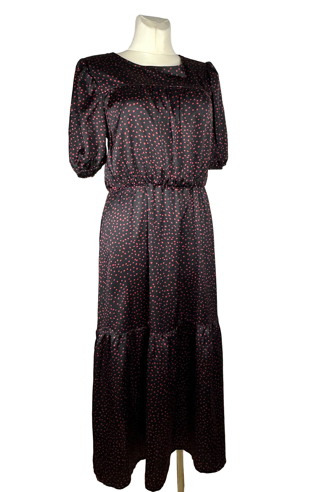 Czarna sukienka maxi w czerwone kropki
