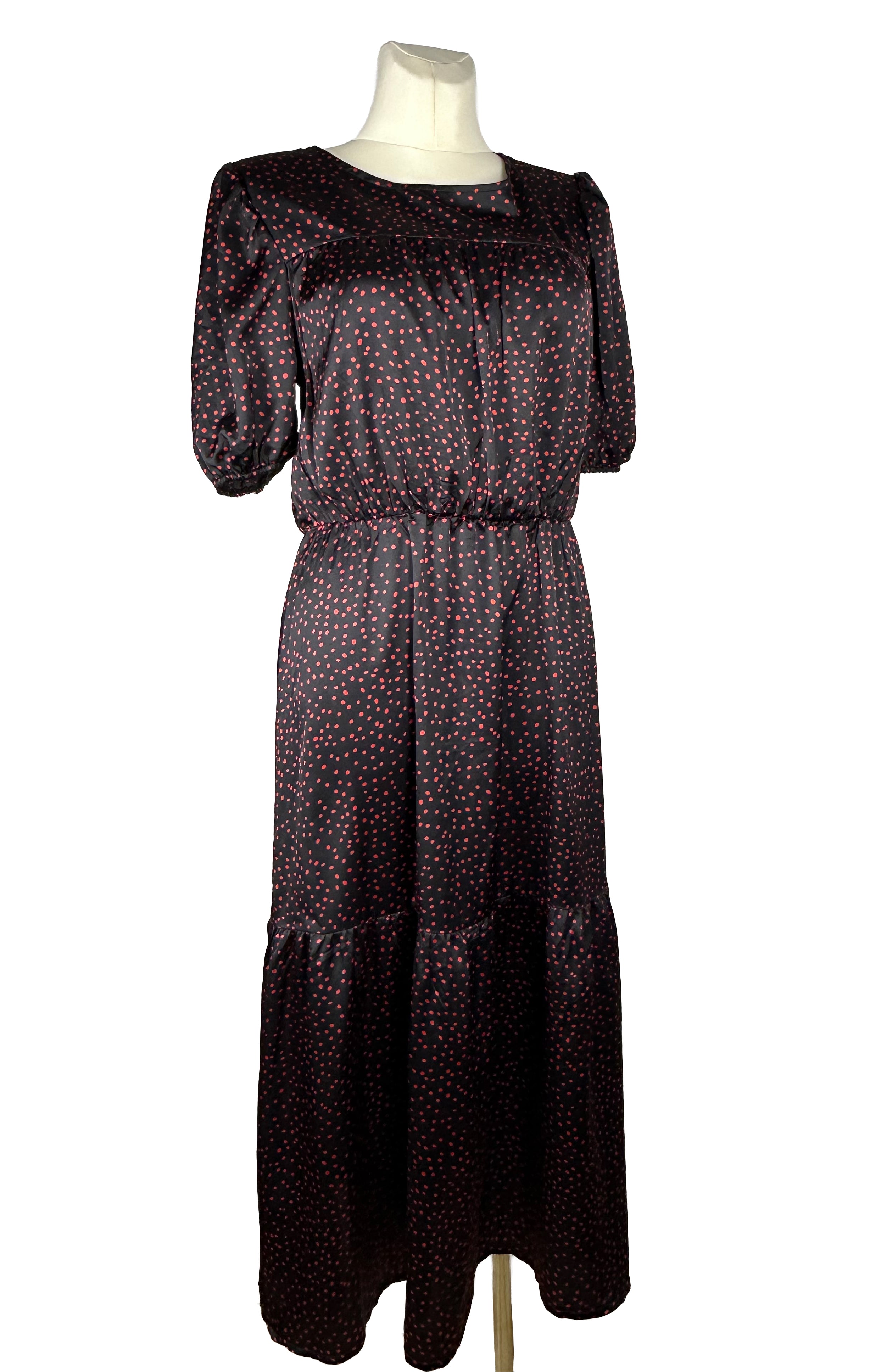 Czarna sukienka maxi w czerwone kropki