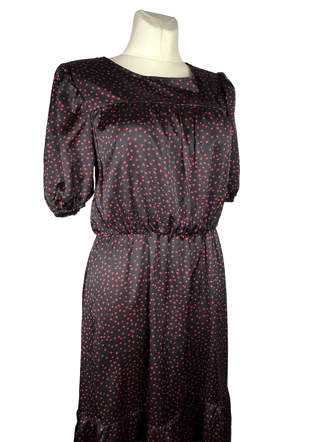 Czarna sukienka maxi w czerwone kropki