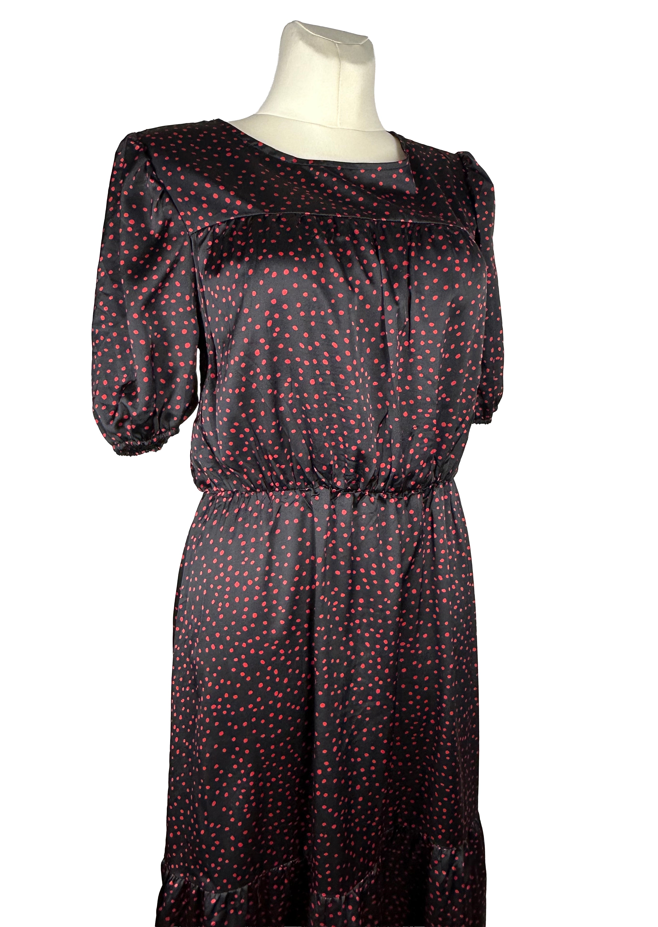 Czarna sukienka maxi w czerwone kropki